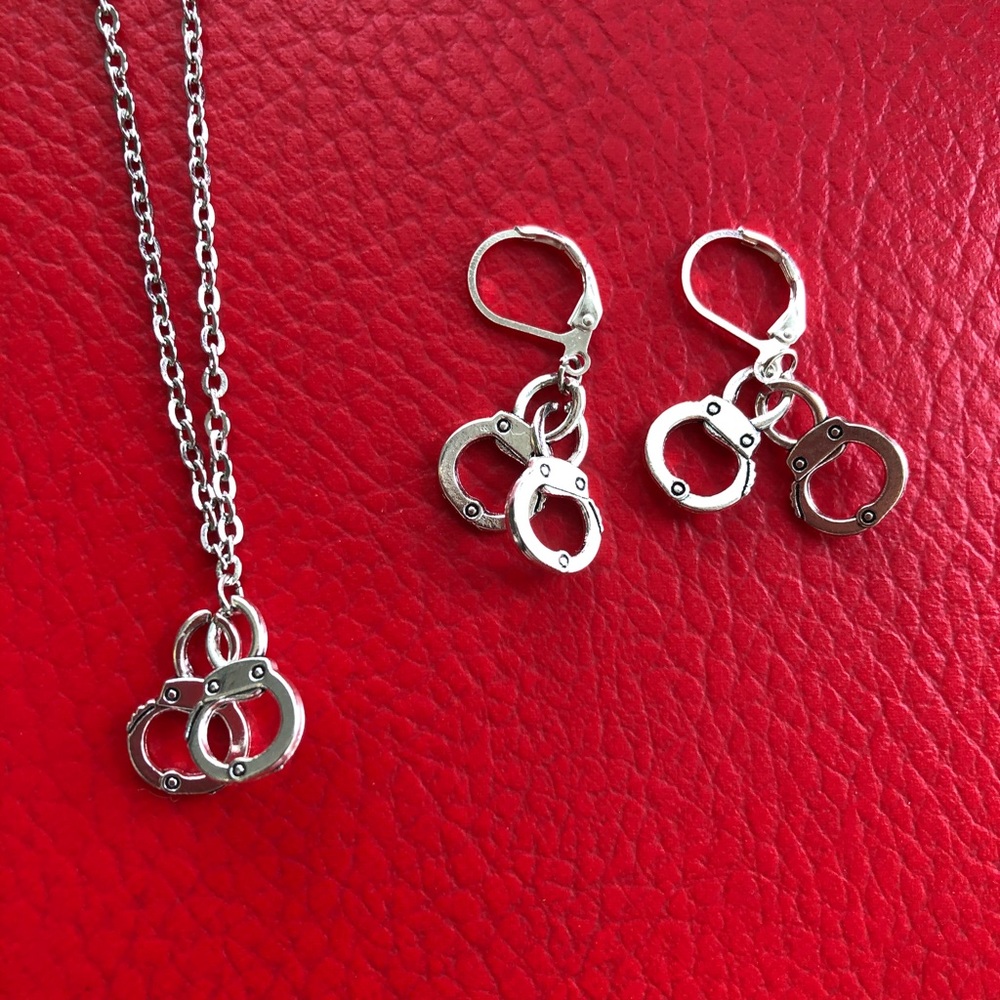 ✨Handcuffs necklace & earrings set ! ✨
